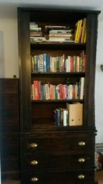 Hoge houten apothekerskast (boekenkast)